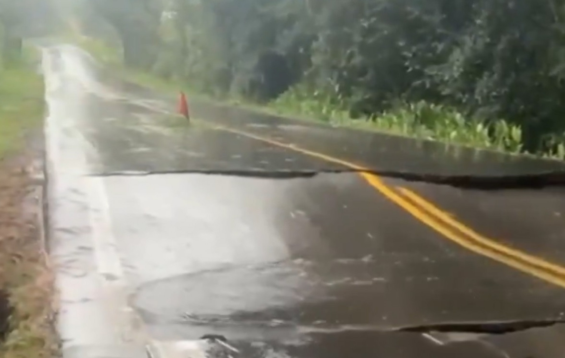 Estradas foram destruídas em diversos pontos do estado - Reprodução/X