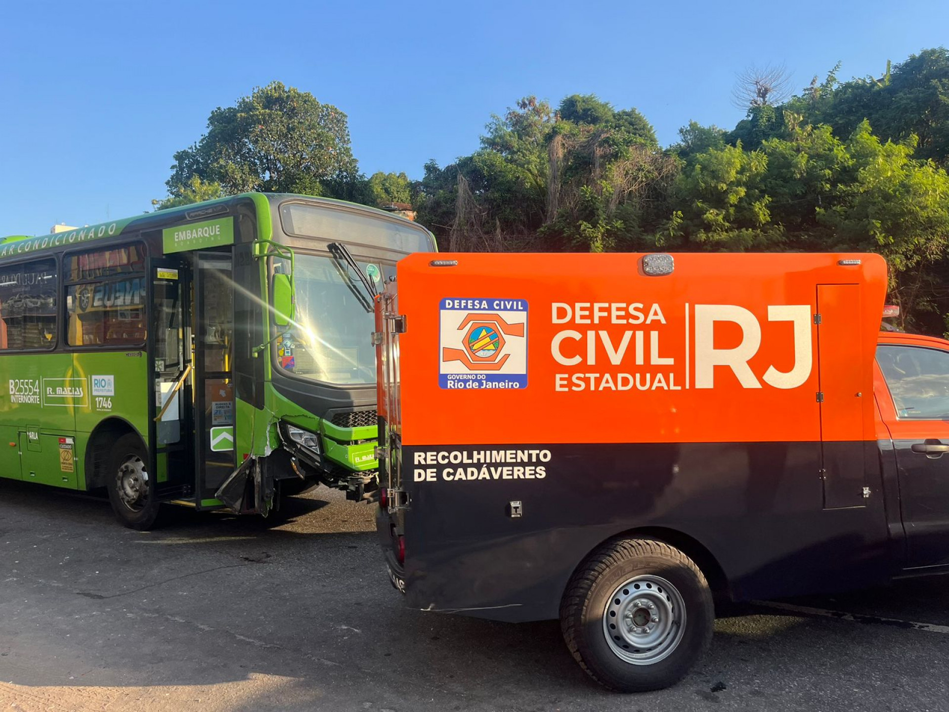 Corpo de Cesar é removido do local - Maria Eduarda Volta / Agência O Dia