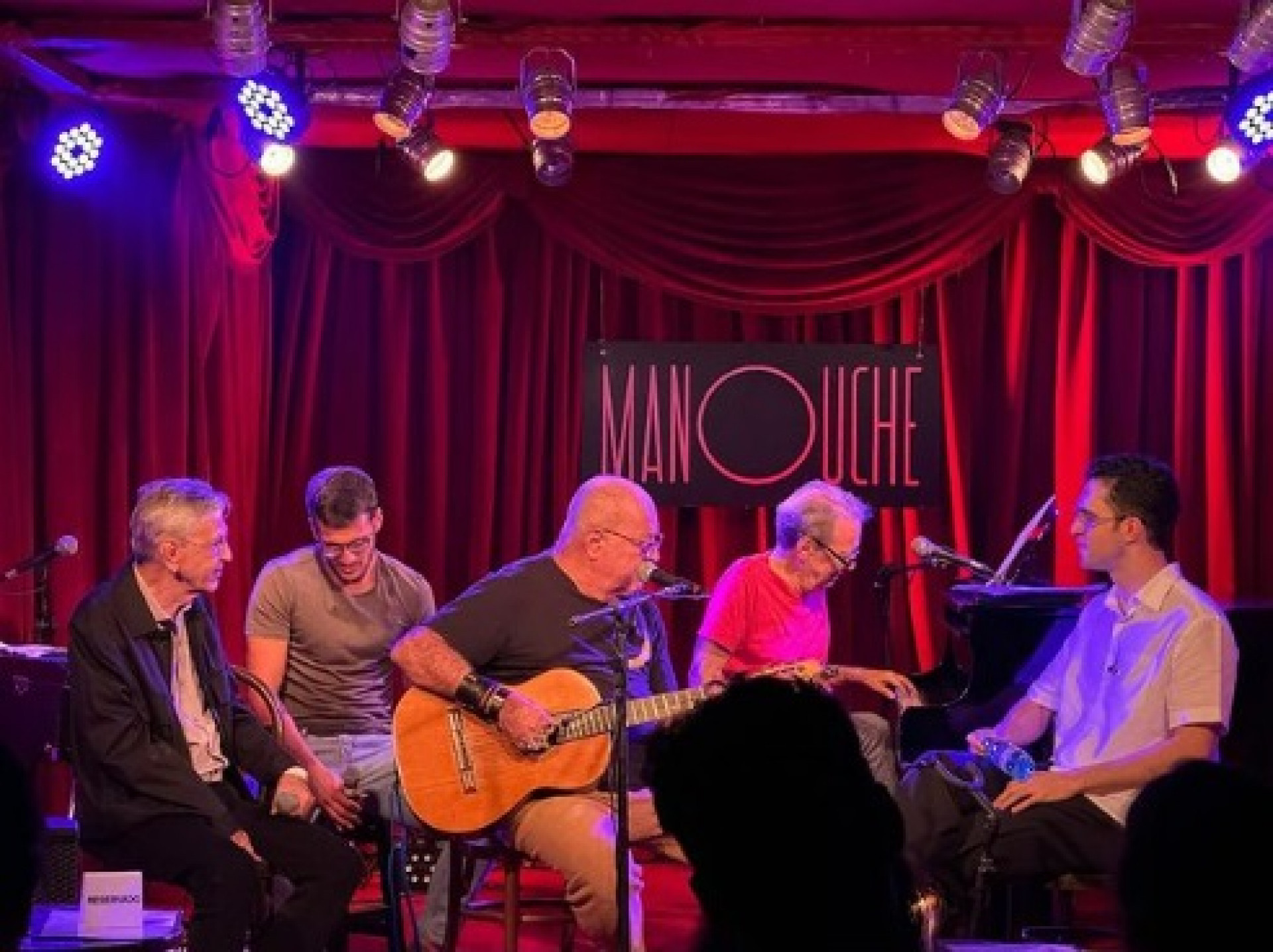 'Zeca Veloso recebe o pai, Caetano, e o irmão, Tom, no palco - Reprodução do Instagram