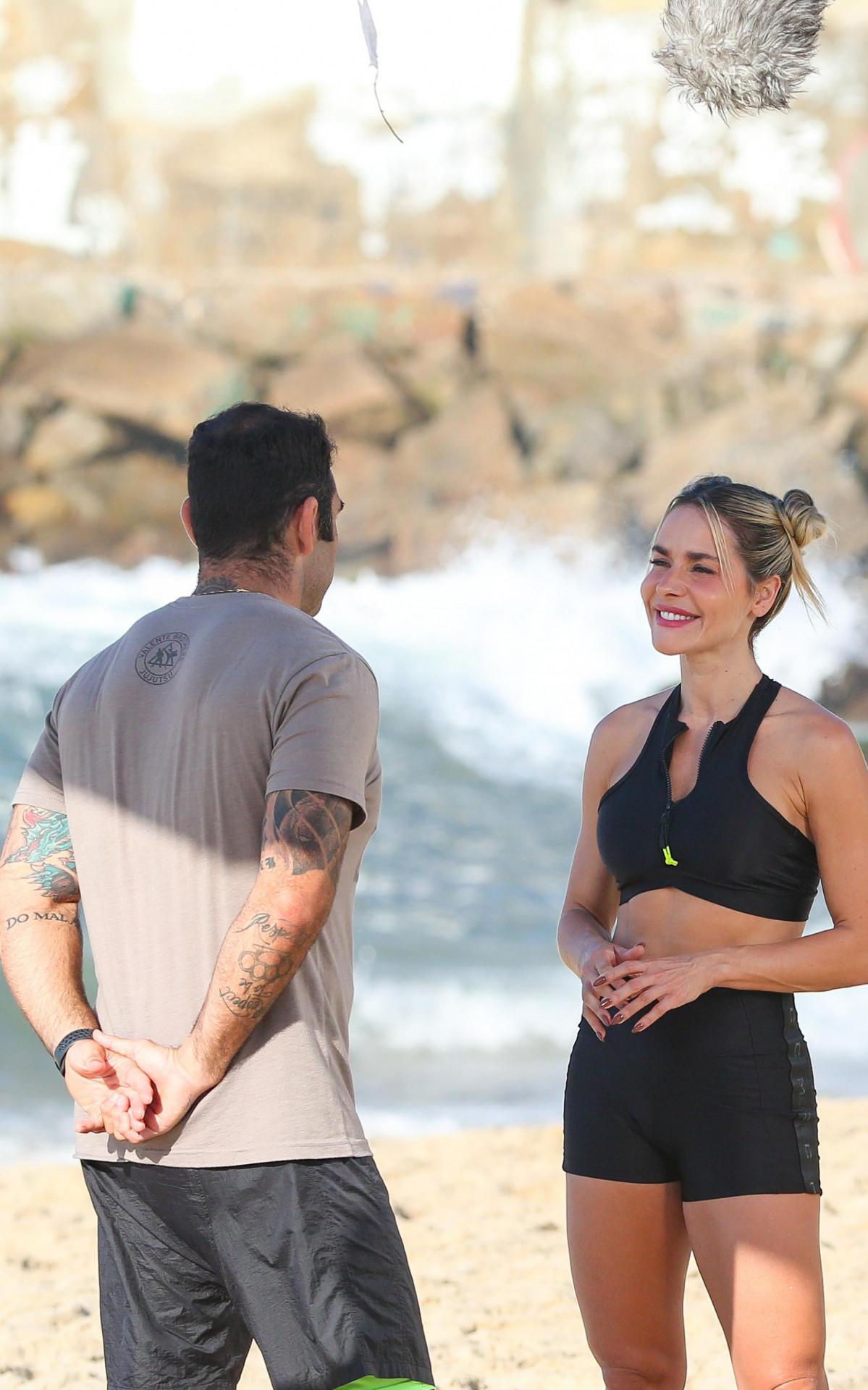 Monique Alfradique grava no Leblon