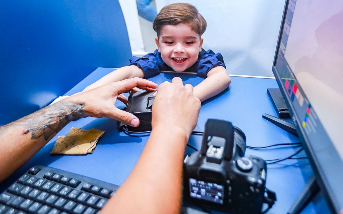 Miguel Angelo, da creche municipal Amor à Vida, fez a carteira de identidade