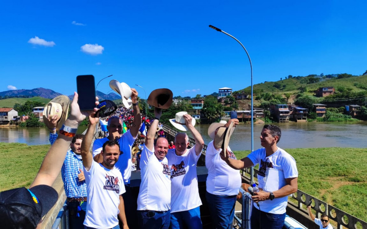 Comitiva com o prefeito Alfredão, os deputados federais Murillo Gouveia, Marco Brasil e o animador oficial, Jovane Leonardo