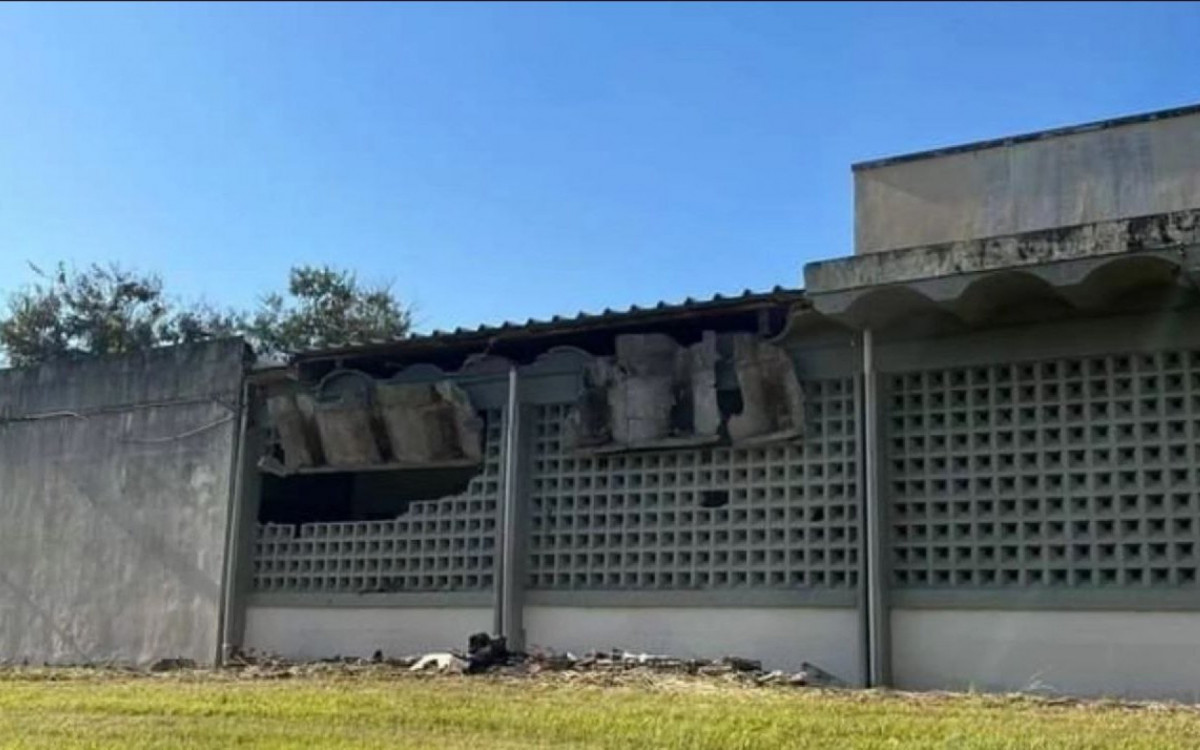 Parte do beiral da Escola de Educação Física da UFRJ cedeu e rompeu as paredes de um corredor 