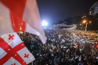 Milhares de pessoas protestam contra lei de 'influência estrangeira' na Geórgia