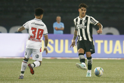 Lucas Halter elogia trabalho de Artur Jorge no Botafogo: 'Nos encoraja muito'