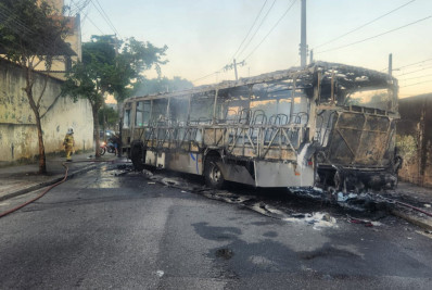Ônibus é incendiado em protesto após operação da PM em Cavalcanti