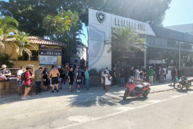 Torcedores encaram longa fila em loja para comprar nova camisa do Botafogo