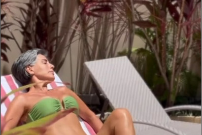 De biquíni, Gloria Pires renova bronzeado e recebe elogio de Ivete Sangalo: 'Gostosa'