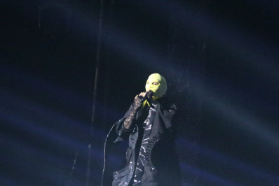 Máscara usada por Madonna durante passagem de som gera memes na web