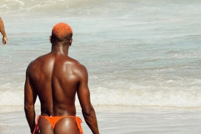 Bailarino de Madonna usa biquíni pequenininho em dia de praia no Rio