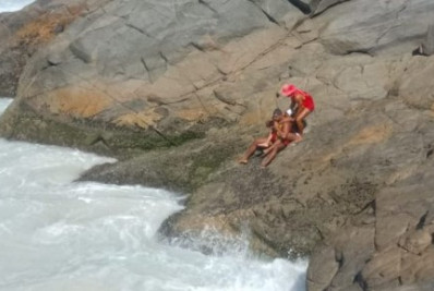 Jovem moradora de Iguaba é resgatada após cair e bater cabeça em pedras de praia em Arraial
