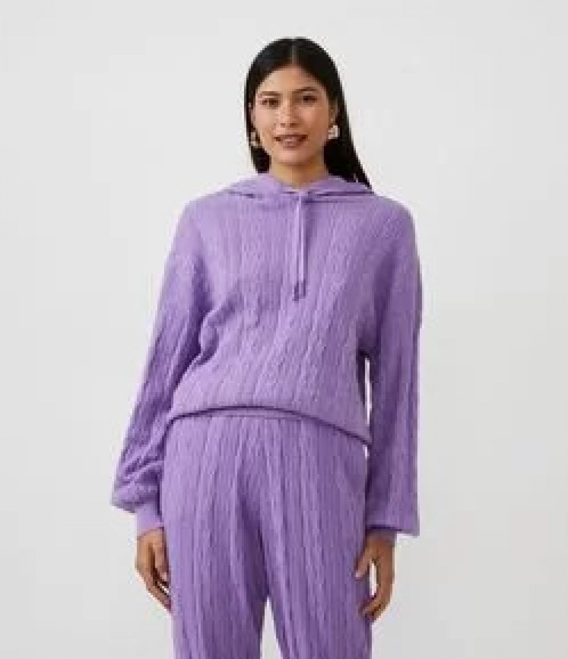 Suéter em tricô com capuz e míx de pontos lilás