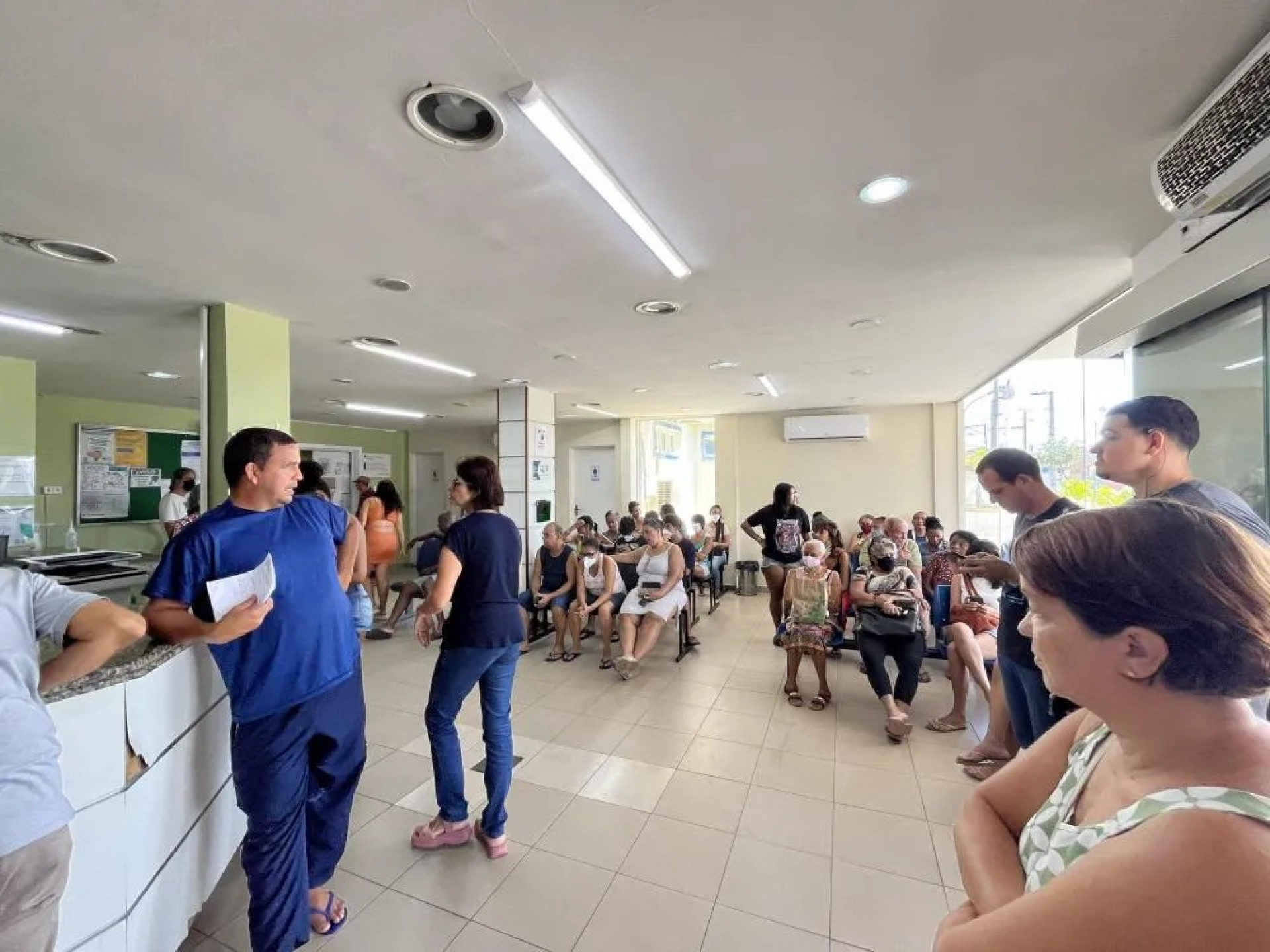 Os assentos todos ocupados, pacientes em pé do lado externo do Pronto Socorro - Foto: Adriano Pereira / Cidade 24h