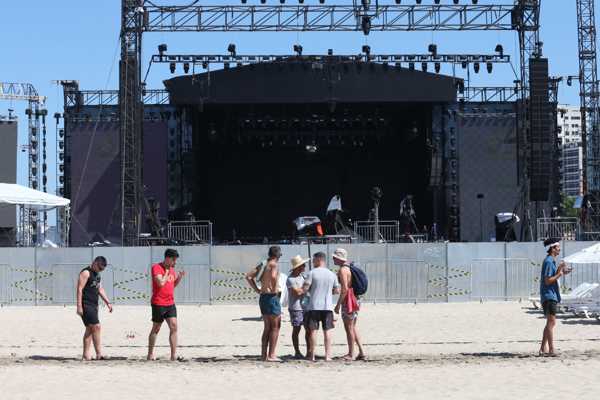 Palco sendo preparado para o show da cantora Madonna, em Copacabana. - Cleber Mendes/Agência O Dia