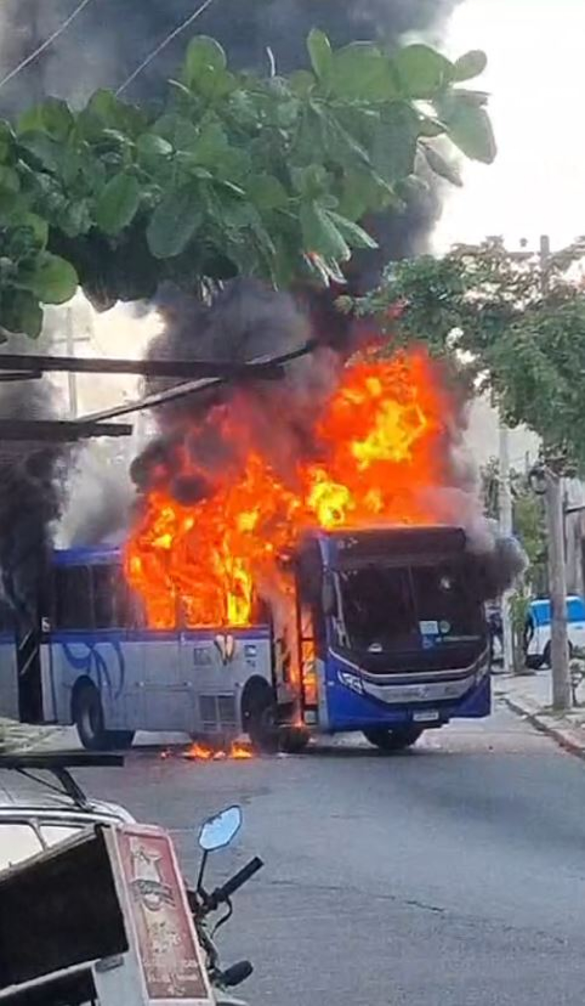 Ônibus foi incendiado em Cavalcanti durante protesto - Divulgação / RioÔnibus