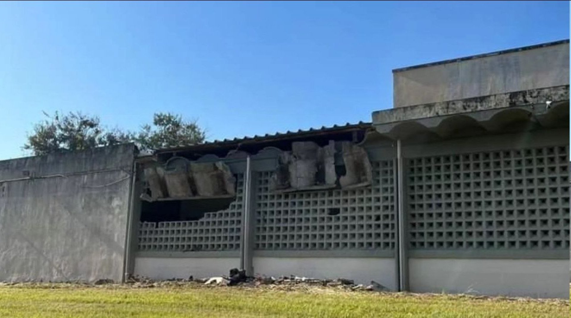 Parte do beiral da Escola de Educação Física da UFRJ cedeu e rompeu as paredes de um corredor  - Divulgação