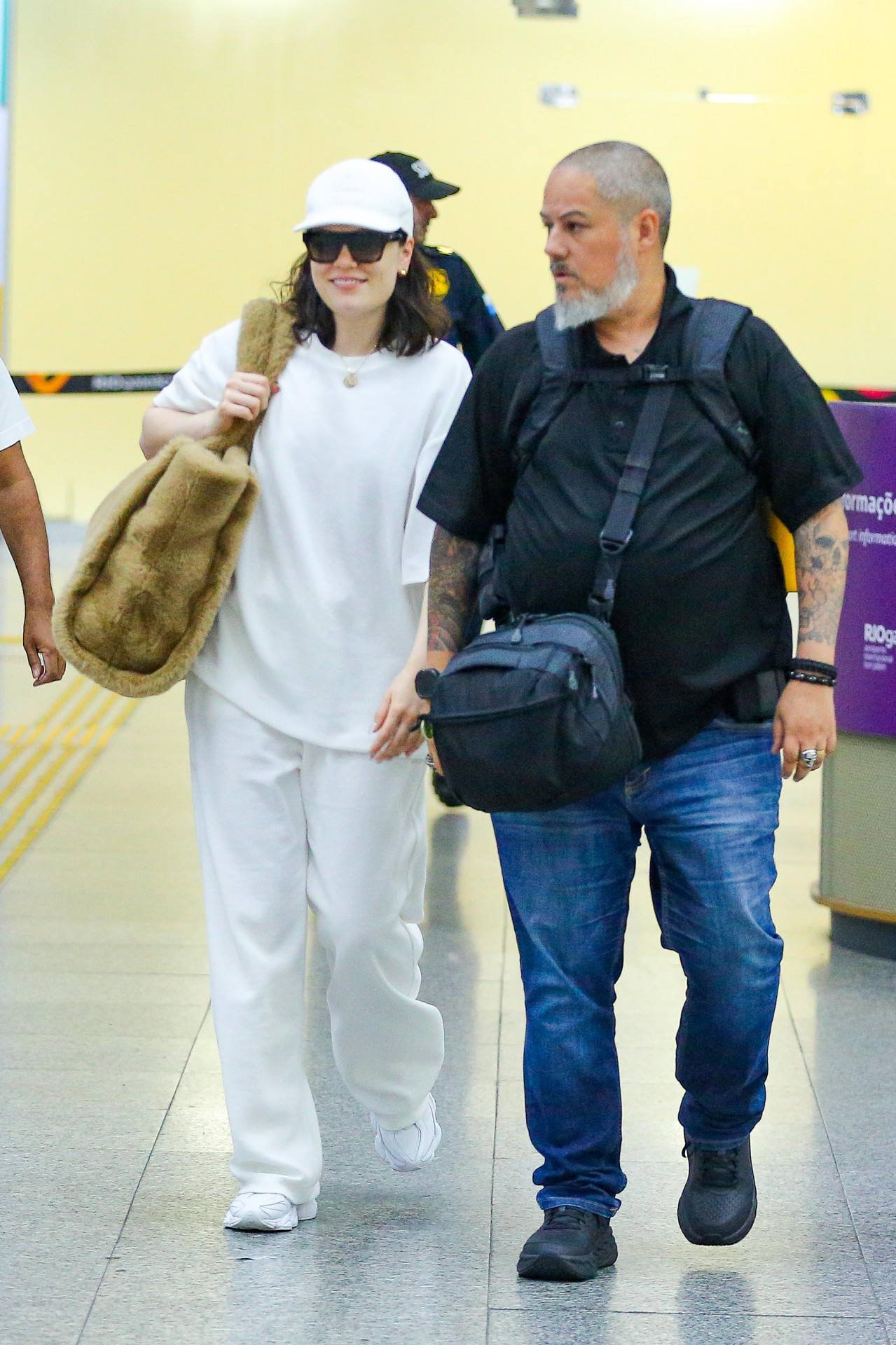 Jessie J desembarca no aeroporto do Galeão, no Rio - Webert Belicio/ Agnews