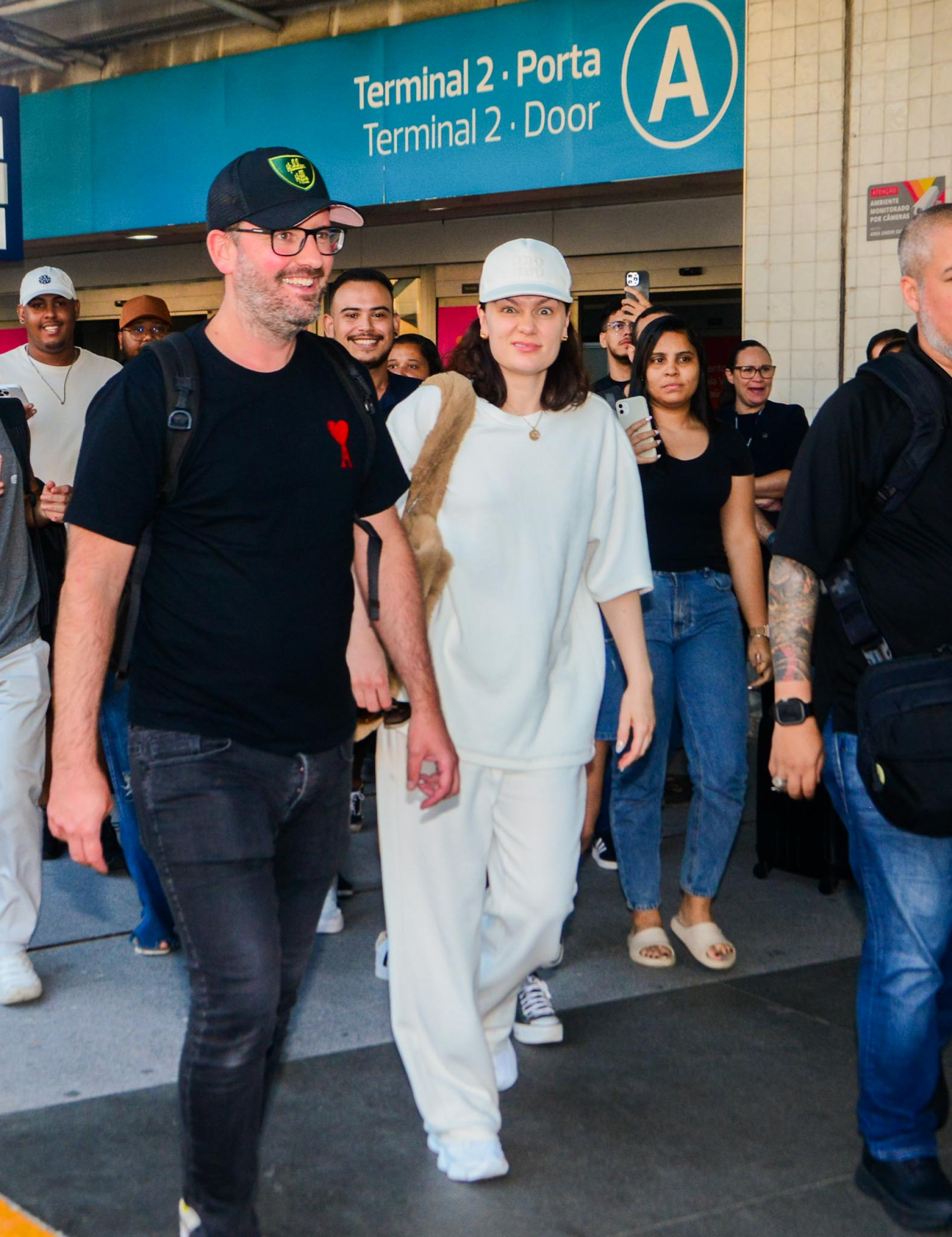 Jessie J desembarca no aeroporto do Galeão, no Rio - Webert Belicio/ Agnews