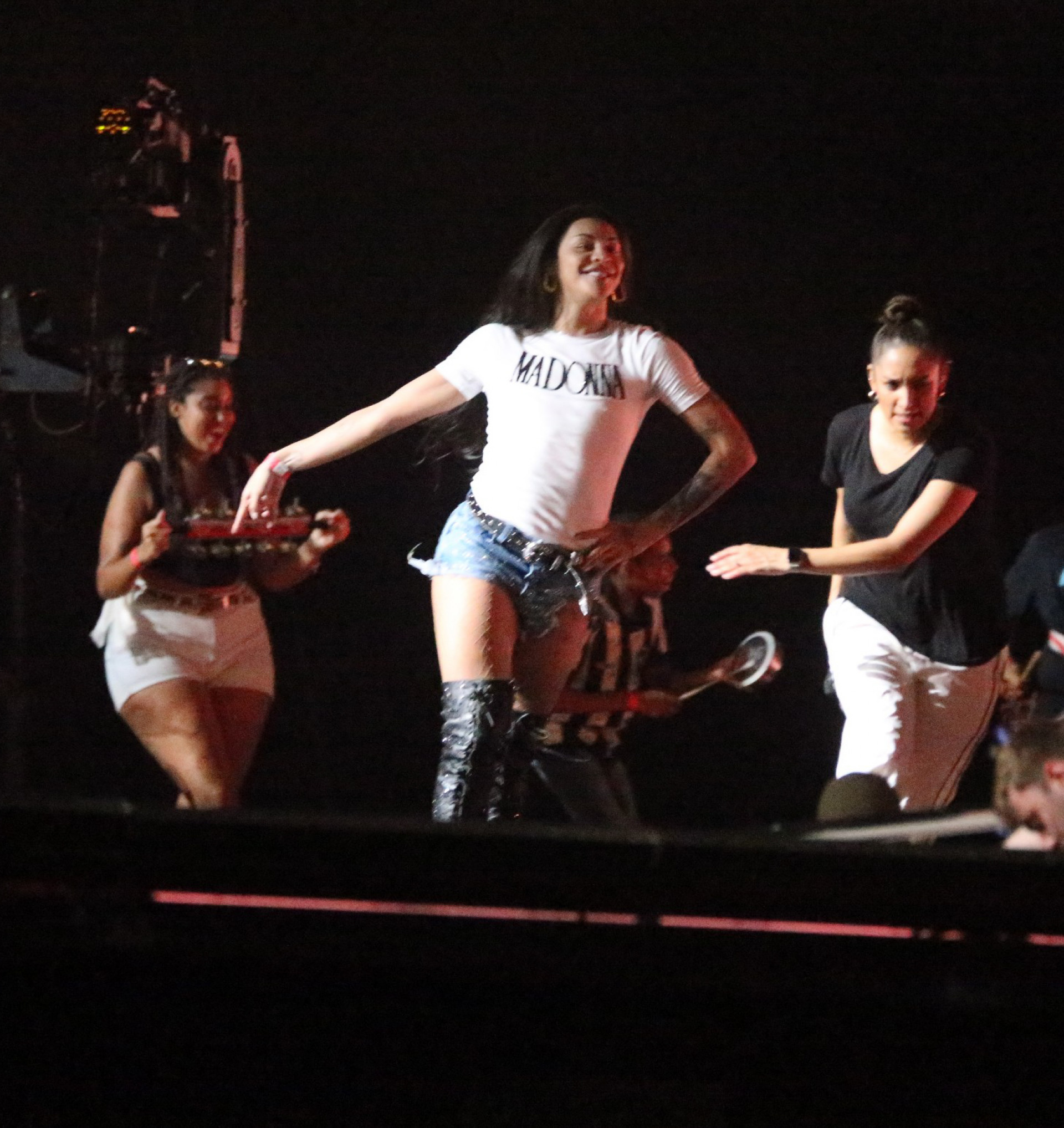 Pabllo Vittar passa som no palco de Madonna em Copacabana. - Delson Silva/AGNEWS