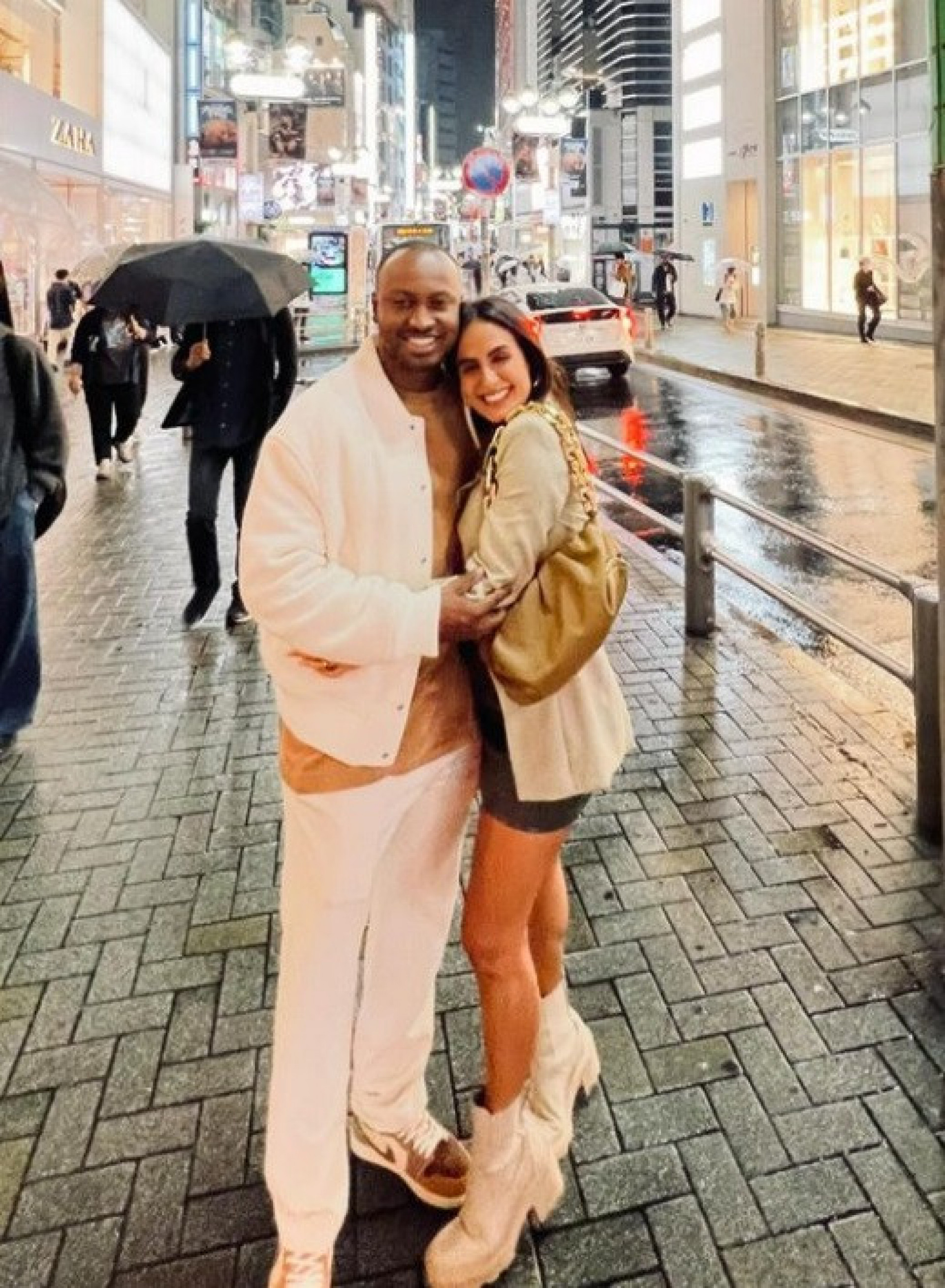 Carol Peixinho posa com Thiaguinho durante viagem ao Japão - Reprodução do Instagram