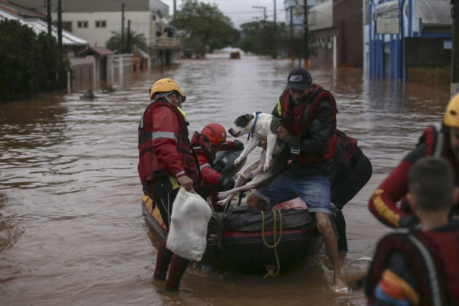 População é evacuada após águas tomarem a cidade de Sao Sebastiao do Cai, no RS - Anselmo Cunha / AFP