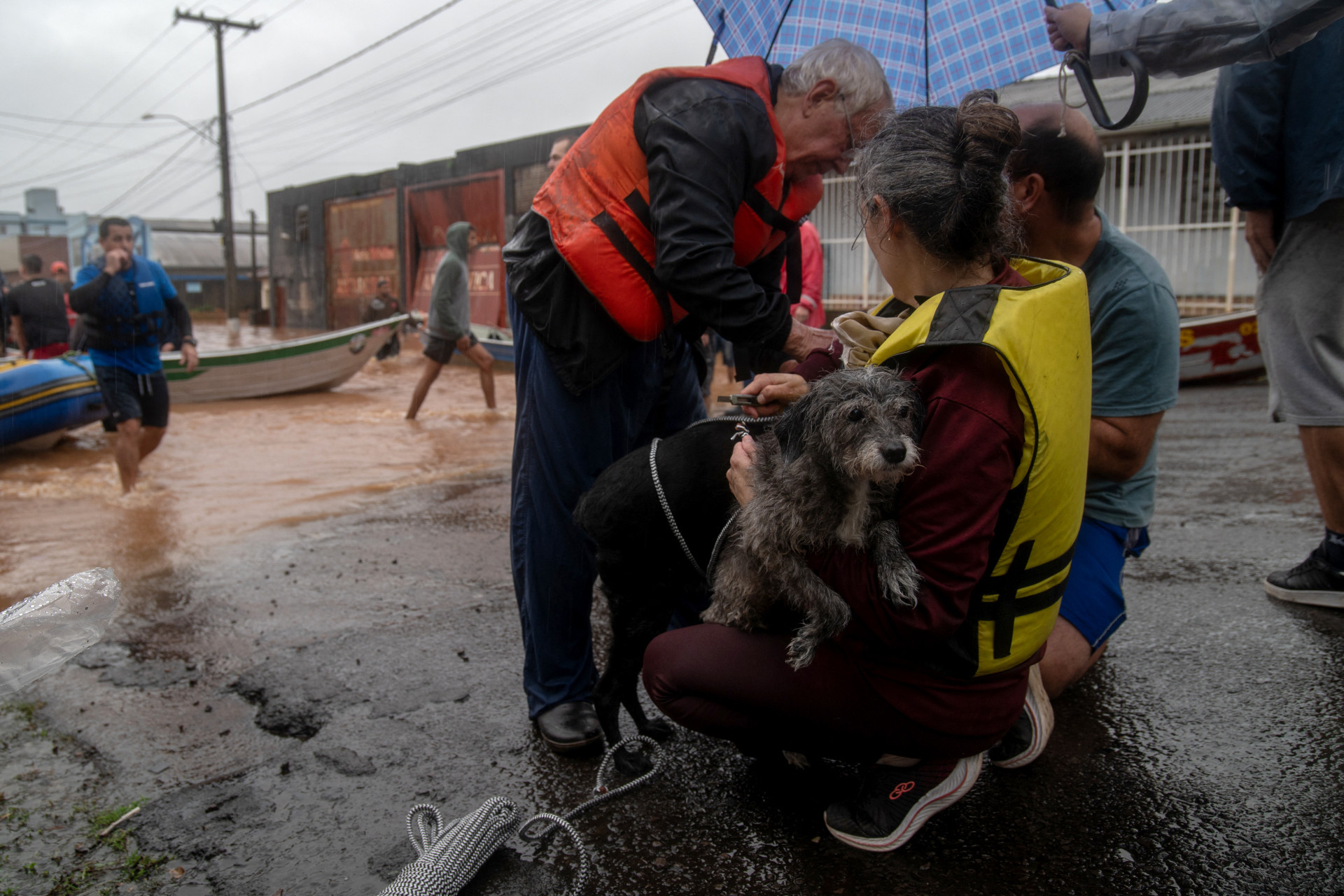 Casal com cachorro é evacuado de área inundada no Rio Grande do Sul - Carlos Fabal / AFP