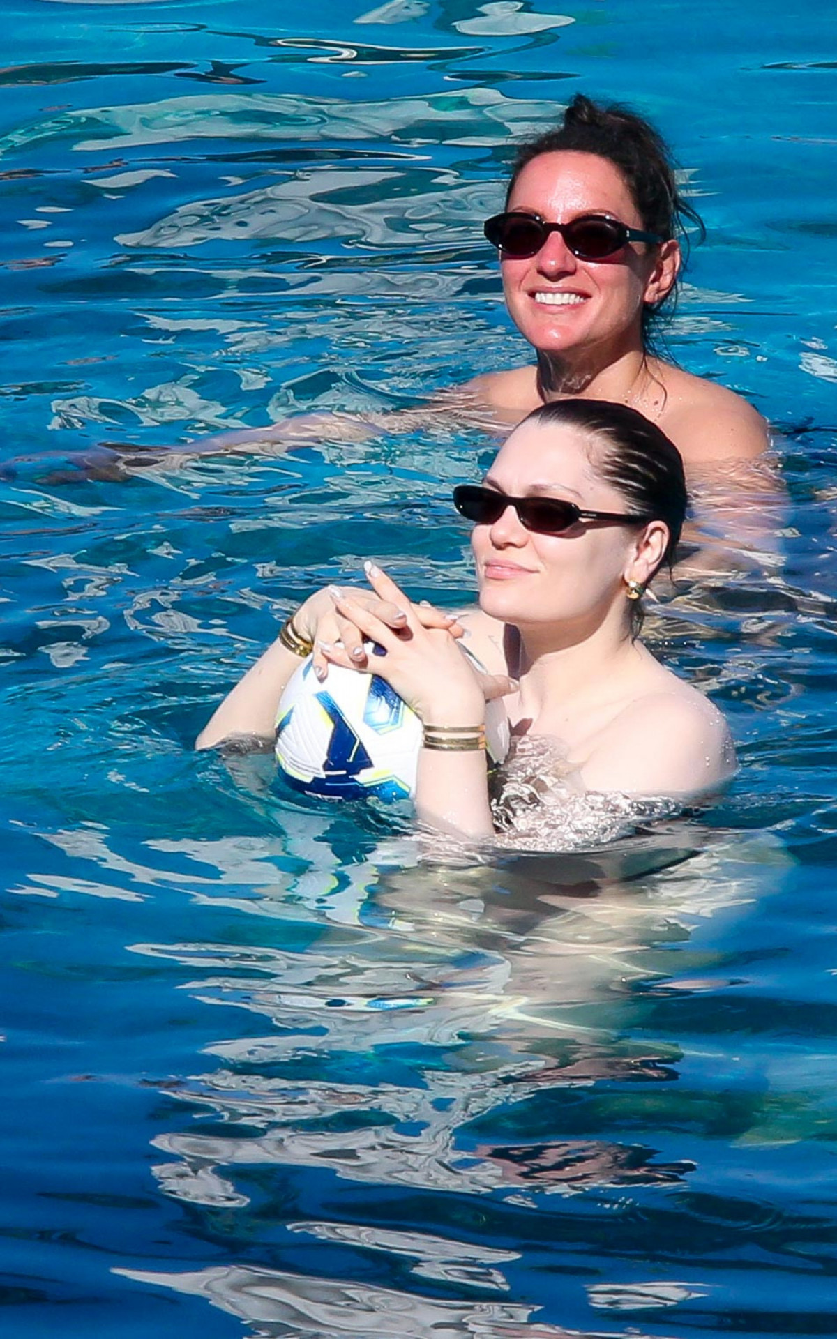Jessie J na piscina