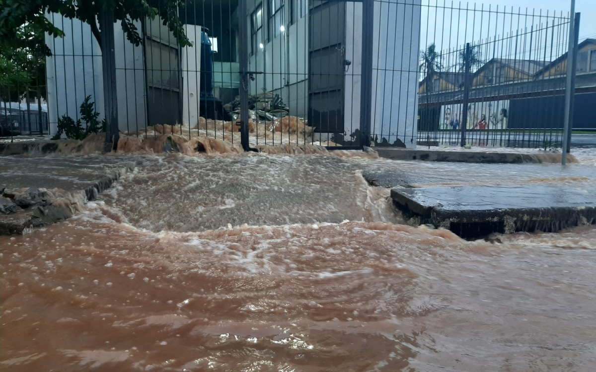 Enchente tomou a Avenida Mau&aacute;, em Porto Alegre - Reprodu&ccedil;&atilde;o: Jonathas Costa/redes sociais