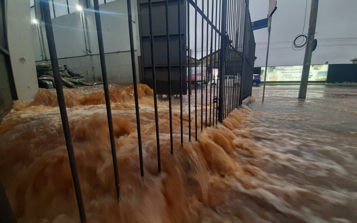 Enchente tomou a Avenida Mau&aacute;, em Porto Alegre