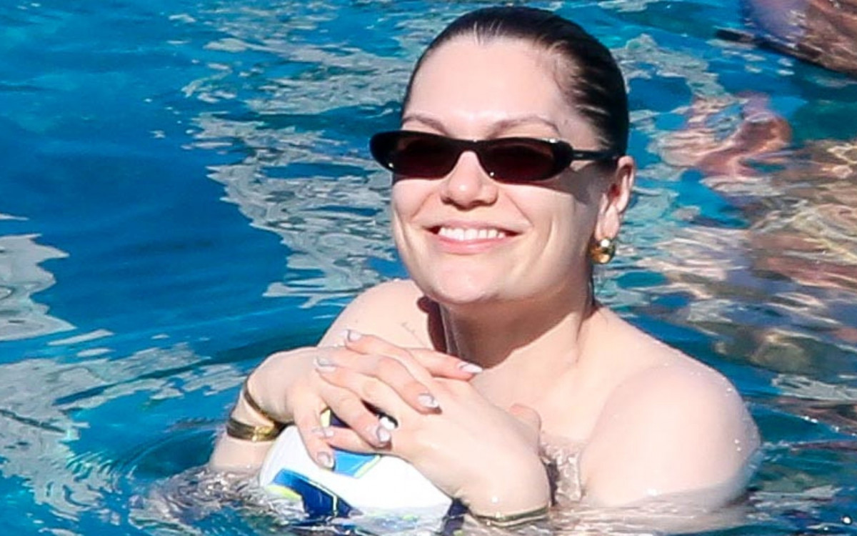 Jessie J na piscina - Dilson Silva/Agnews