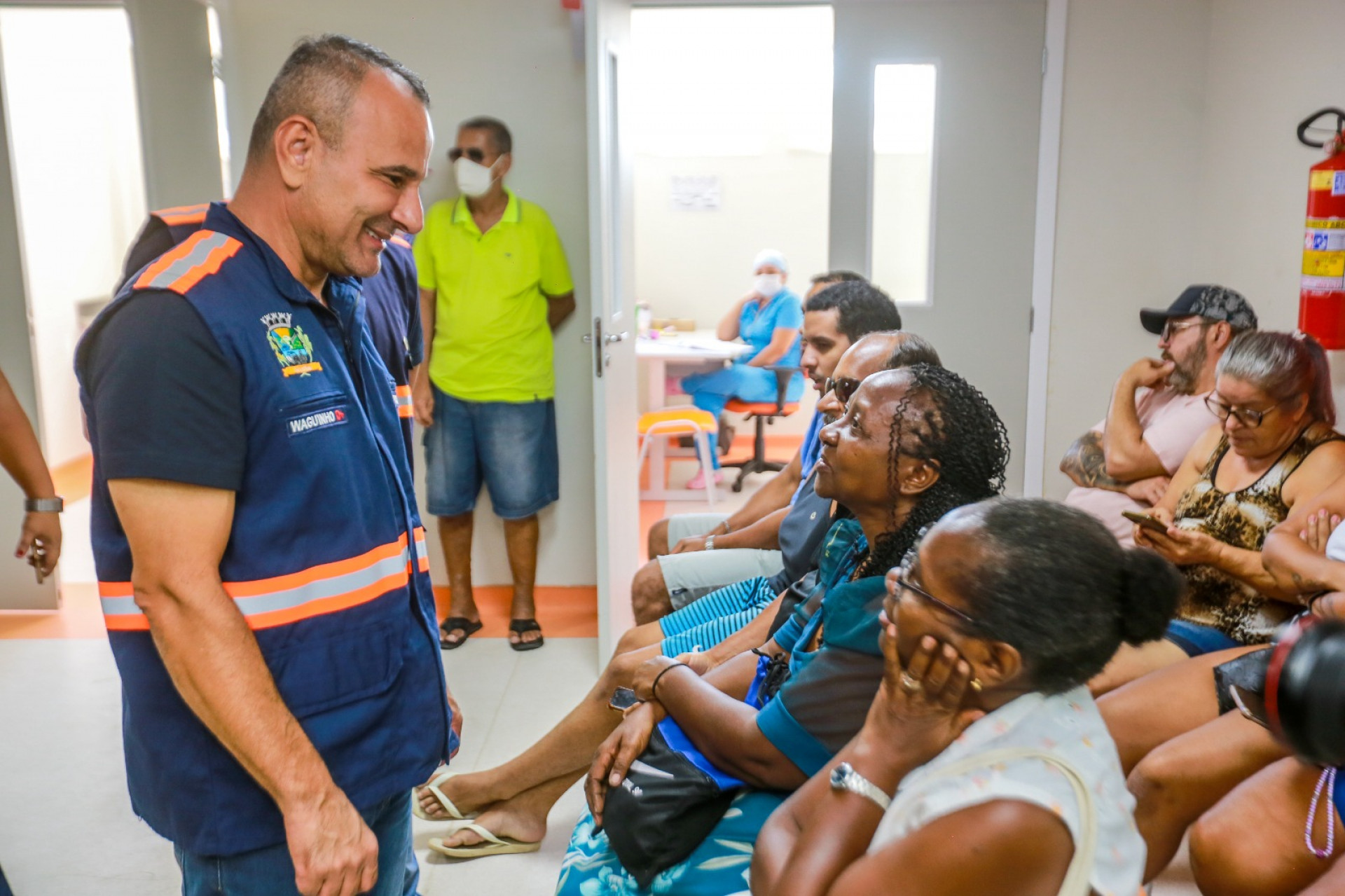  Waguinho ouviu atentamente as pessoas que foram procurar atendimento e ouviu elogios - Rafael Barreto/PMBR