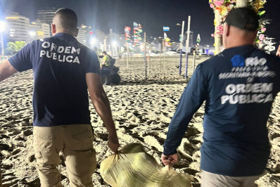 Operação para show da Madonna encontra facas, cocos e até panelas enterrados na areia de Copacabana