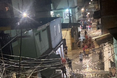 Adutora rompe e provoca estragos na comunidade do Muquiço, na Zona Norte