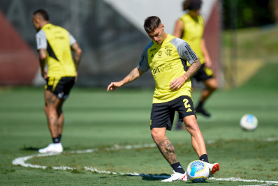 Com dores na costela, Varela fará exames em retorno ao Rio