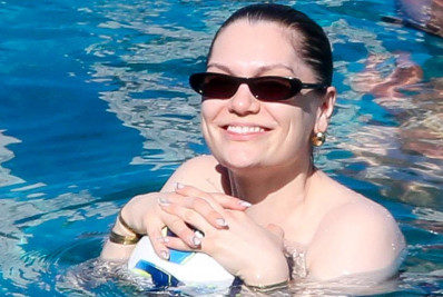 Jessie J se diverte em piscina de hotel no Rio de Janeiro após show