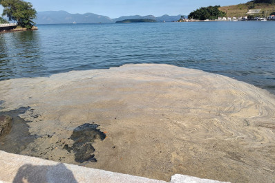 Mancha se espalha no mar de Angra