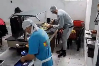Vídeo! Goleiro do Inter ajuda a servir almoço para vítimas das chuvas no Rio Grande do Sul
