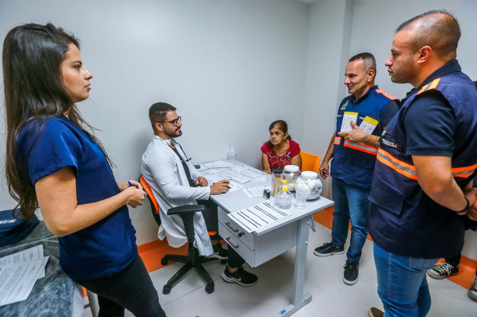 Na UPA, Waguinho e Matheus conversaram tamb&eacute;m com funcion&aacute;rios - Rafael Barreto/PMBR