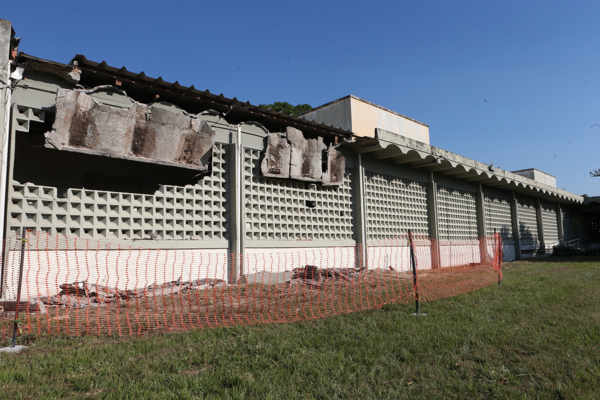 Parede da Escola de Educa&ccedil;&atilde;o F&iacute;sica da UFRJ desabou na noite do dia 1&ordm; de maio, na Ilha do Fund&atilde;o
 - Cleber Mendes/Ag&ecirc;ncia O Dia