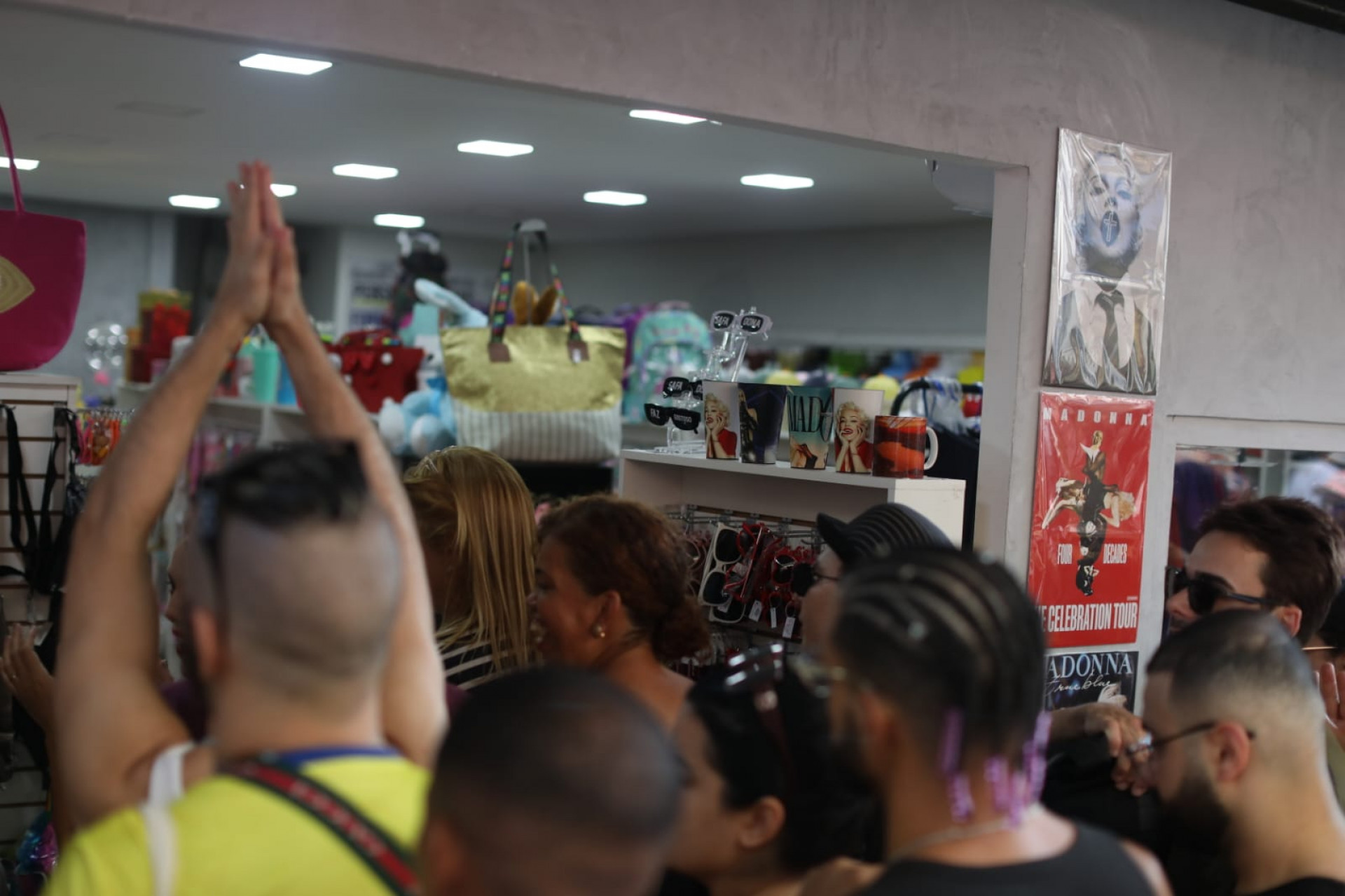 F&atilde;s de Madonna lotam loja no Centro do Rio em busca de produtos para o show da Rainha do Pop - Pedro Ivo / Ag&ecirc;ncia O Dia
