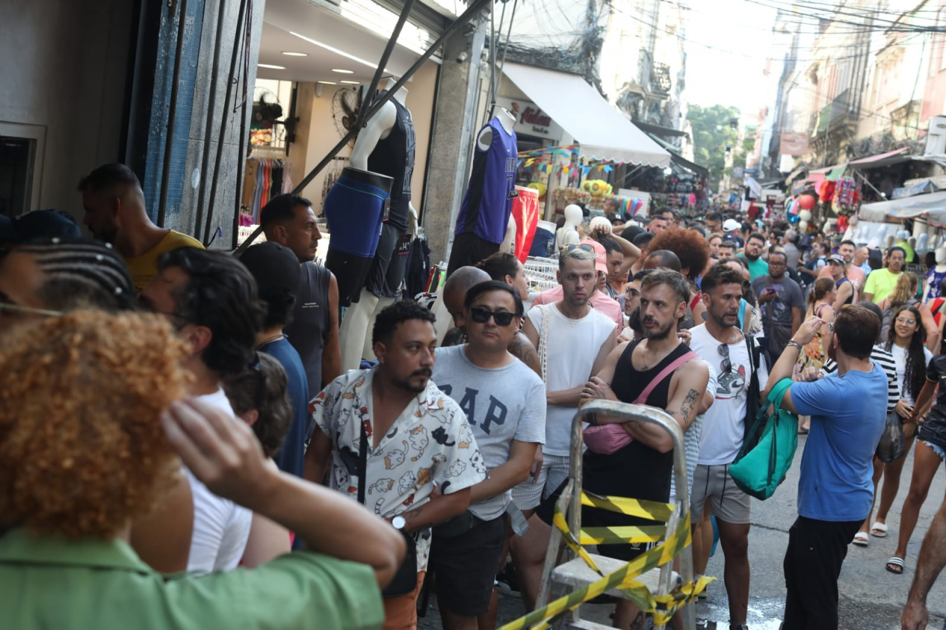 F&atilde;s de Madonna lotam loja no Centro do Rio em busca de produtos para o show da Rainha do Pop - Pedro Ivo / Ag&ecirc;ncia O Dia