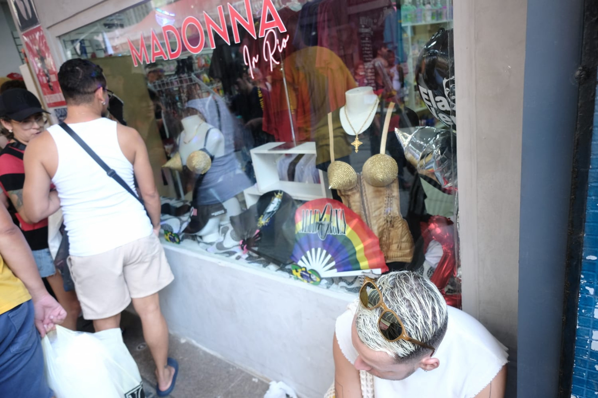 Fãs de Madonna lotam loja em busca de produtos para o show da Rainha do Pop - Pedro Ivo / Agência O Dia