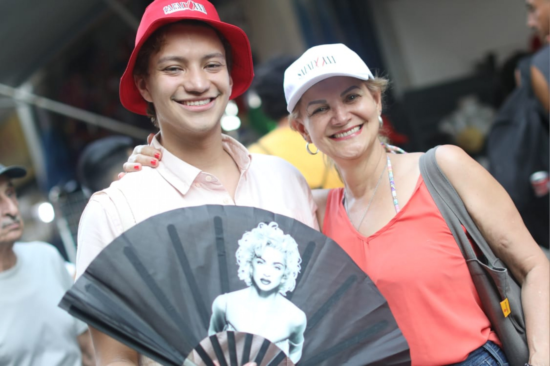 Maur&iacute;cio Palacios e &Acirc;ngela Maria, m&atilde;e e filho, vieram da Col&ocirc;mbia para o show da Madonna - Pedro Ivo / Ag&ecirc;ncia O Dia