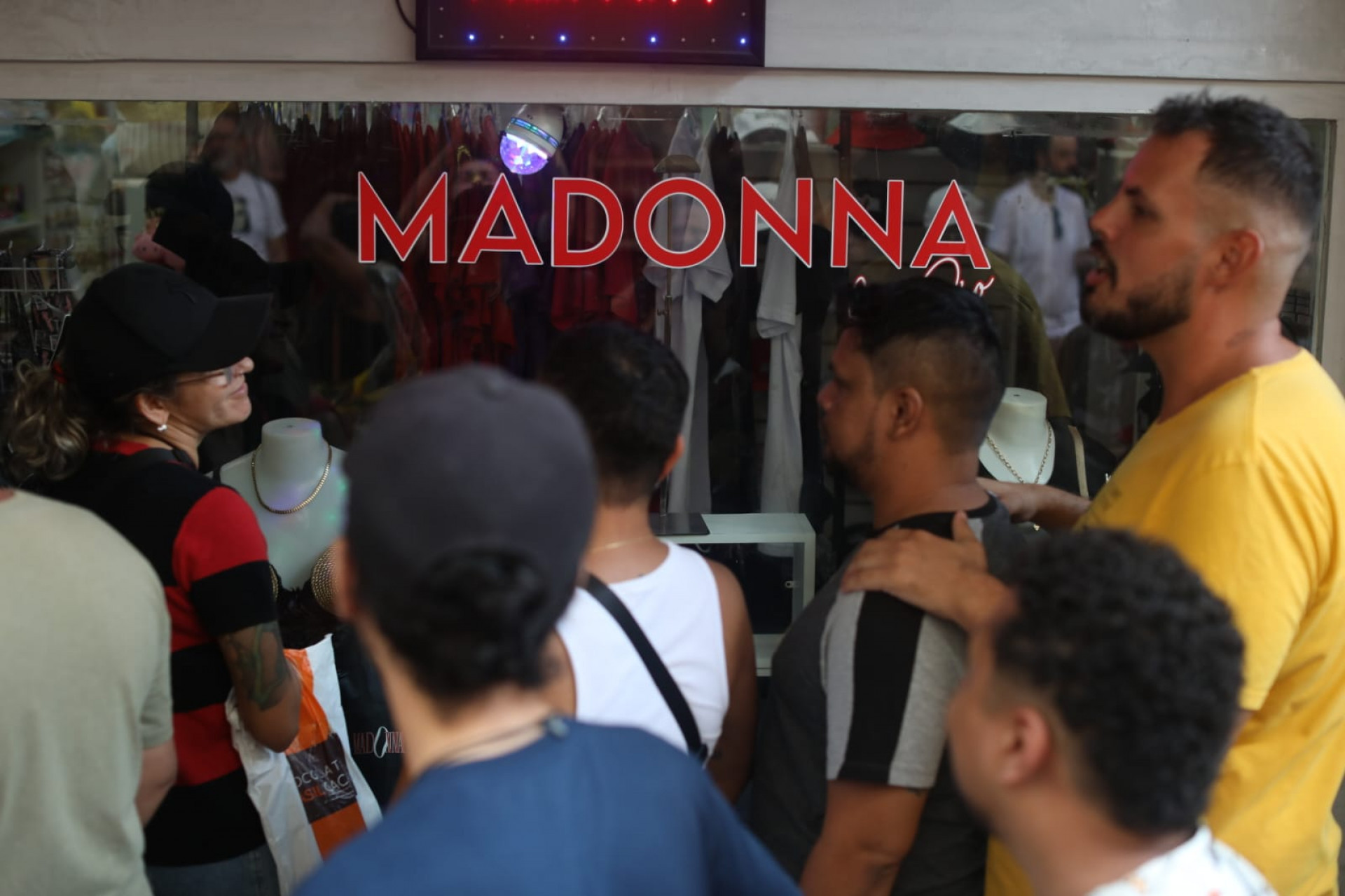 F&atilde;s de Madonna lotam loja no Centro do Rio em busca de produtos para o show da Rainha do Pop - Pedro Ivo / Ag&ecirc;ncia O Dia