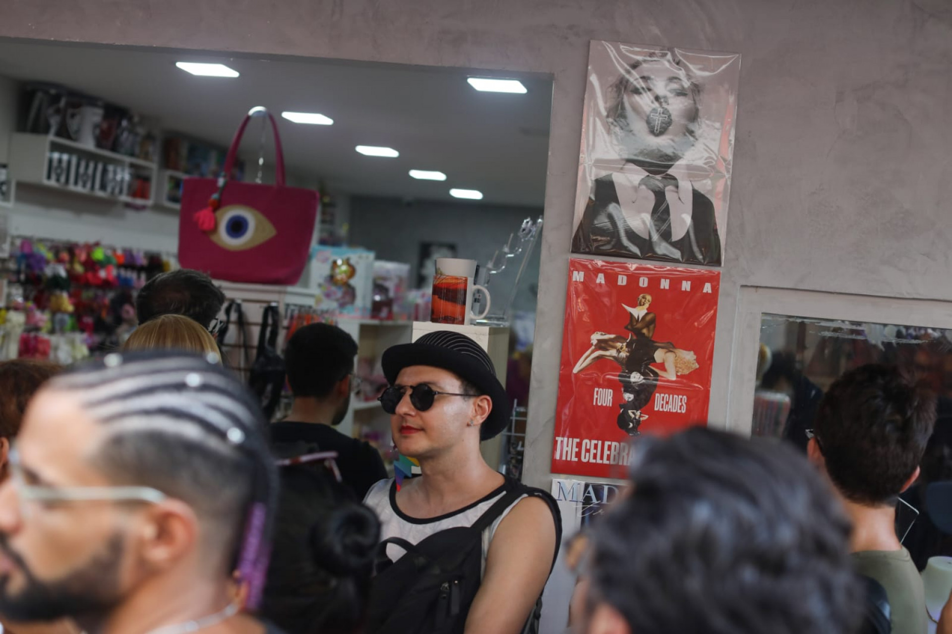 Fãs de Madonna lotam loja em busca de produtos para o show da Rainha do Pop - Pedro Ivo / Agência O Dia