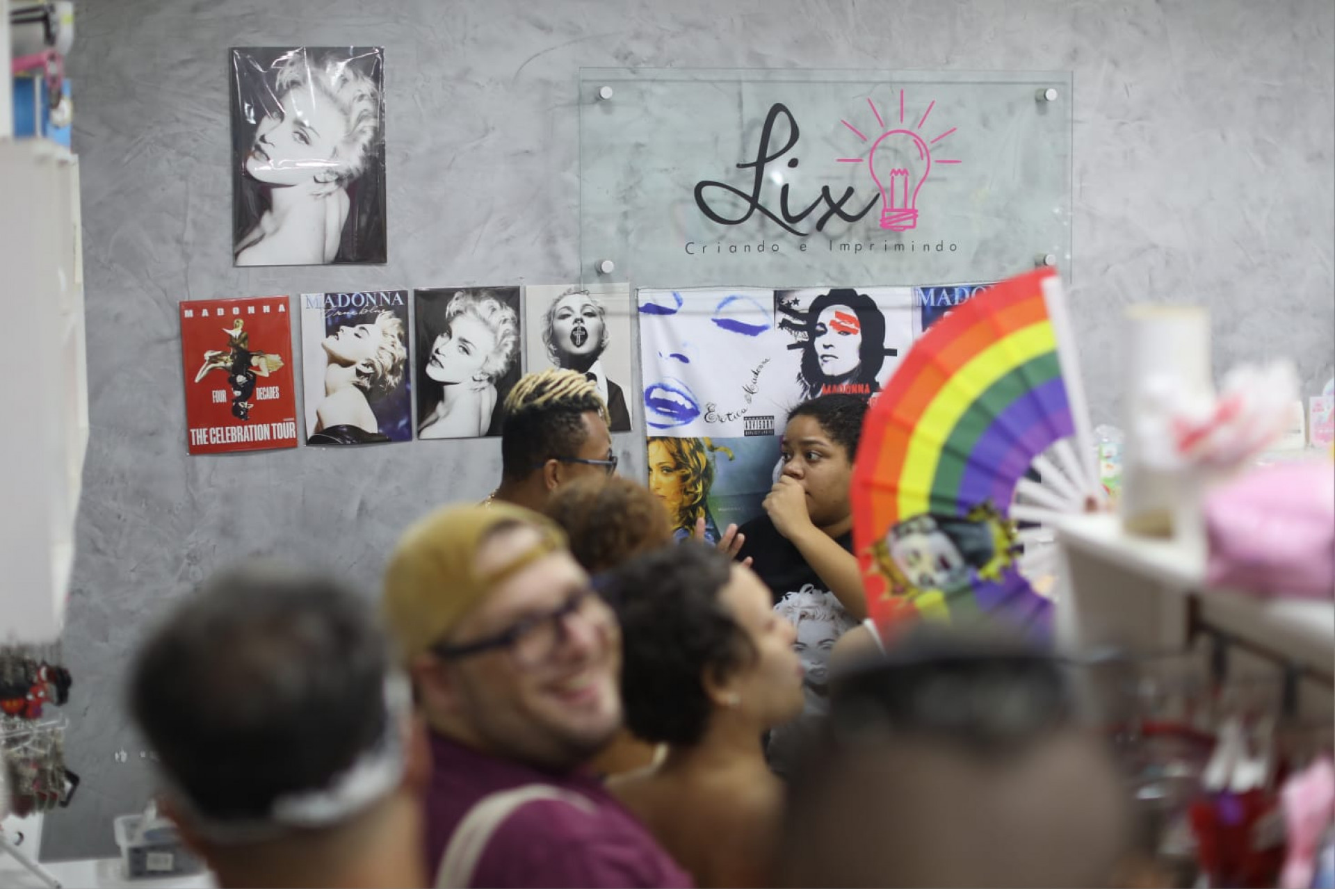 Fãs de Madonna lotam loja em busca de produtos para o show da Rainha do Pop - Pedro Ivo / Agência O Dia