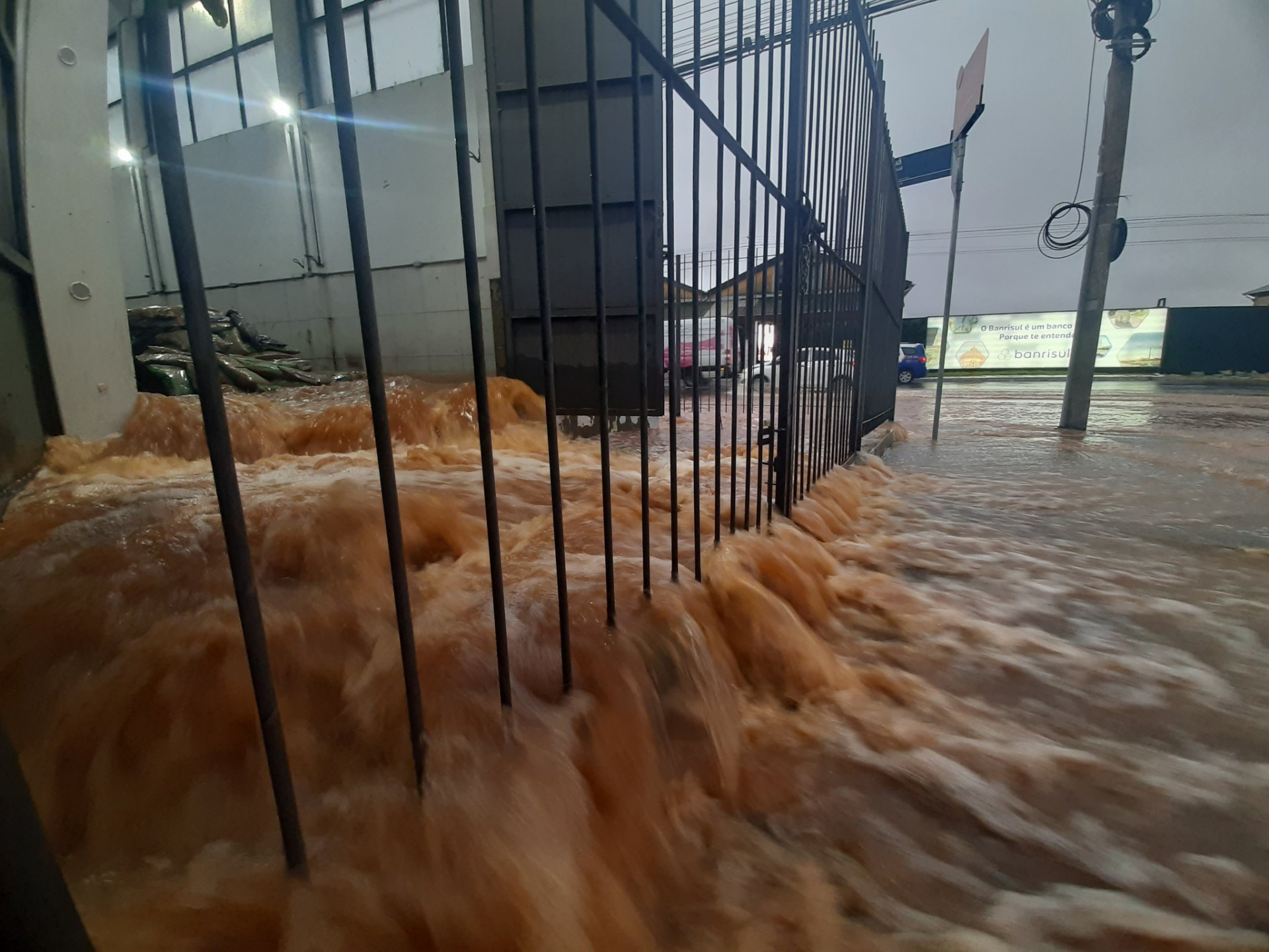 Enchente tomou a Avenida Mau&aacute;, em Porto Alegre - Reprodu&ccedil;&atilde;o: Jonathas Costa/redes sociais