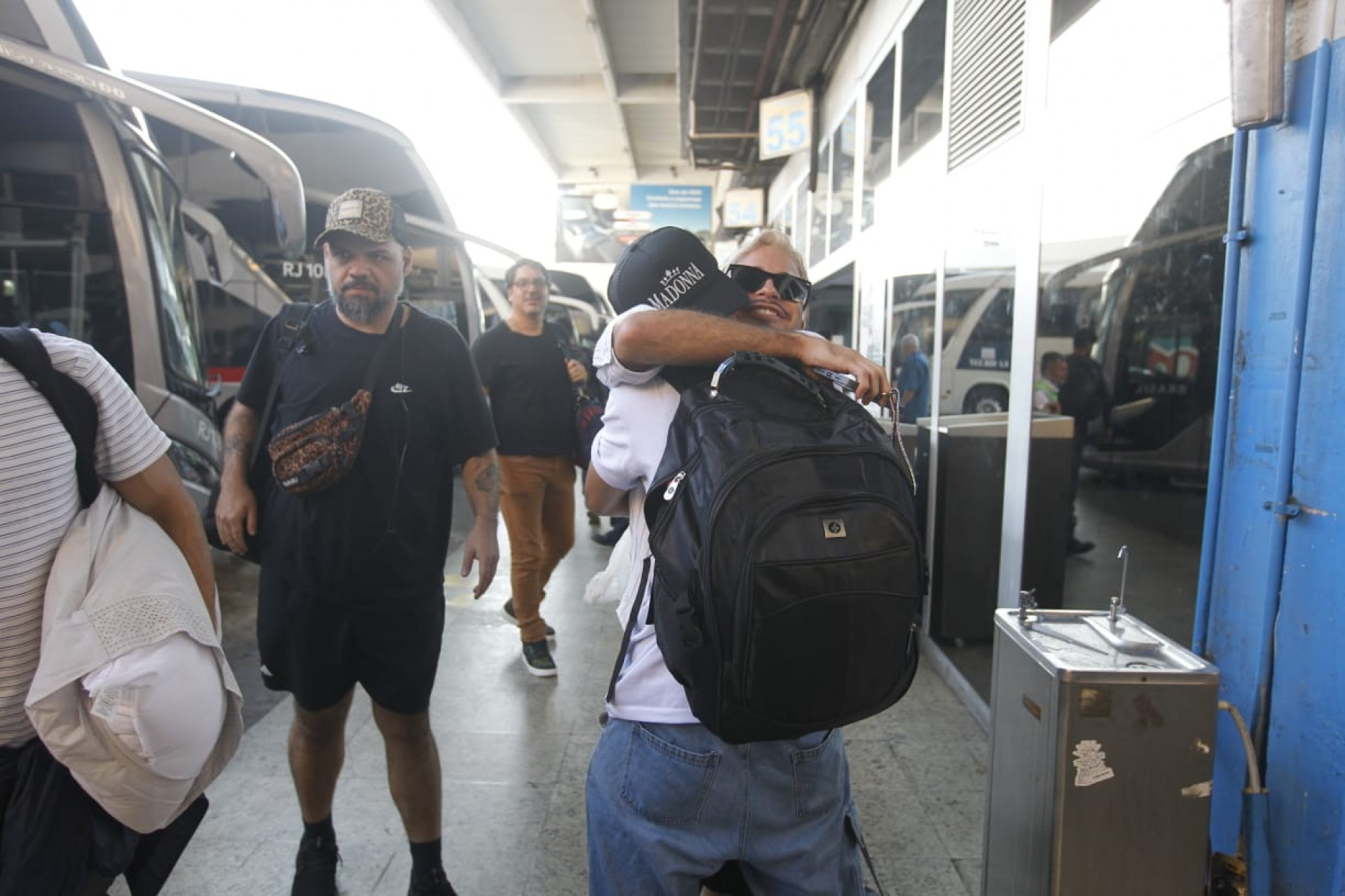 Amigos virtuais, Felipe  e Guilherme se encontraram pela primeira vez ao desembarcarem na Rodoviária do Rio - Reginaldo Pimenta / Agência O Dia