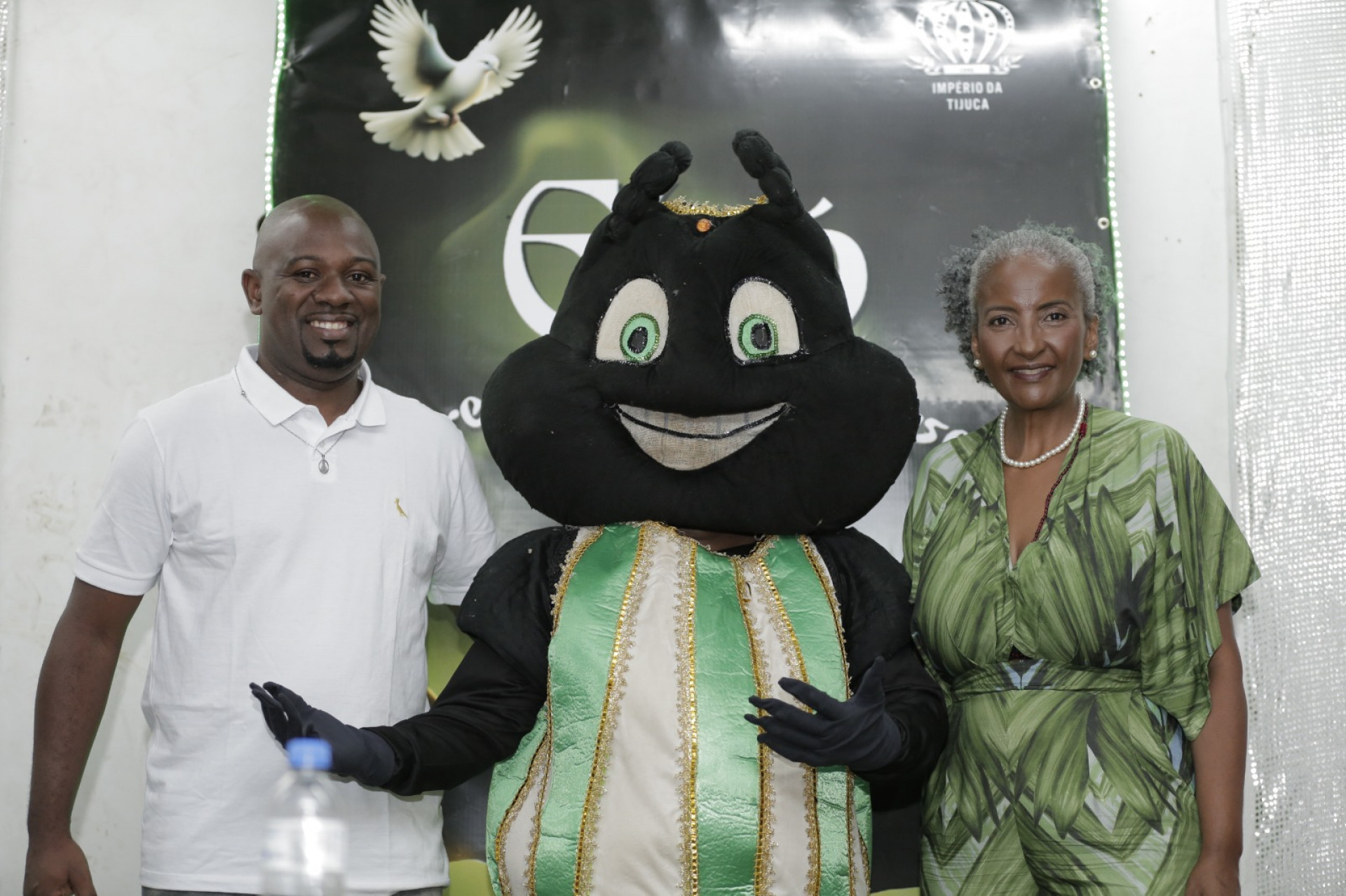 Paulinho e Lucia vão comandar a escola nos próximos quatro anos. Na imagem eles posam com a mascote  - Divulgação