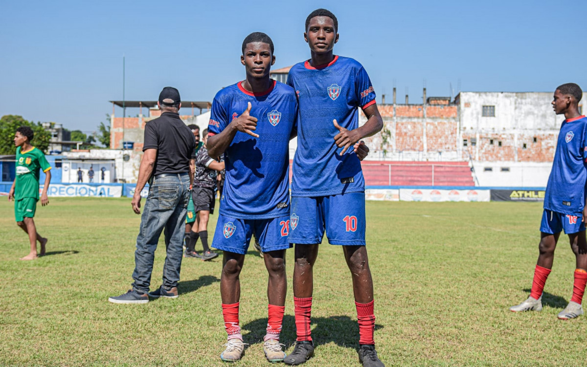 Os autores dos gols contra o Santa Cruz, o meia atacante Ryan (D) e o meia atacante Victor